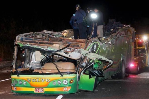 台湾蝶恋花旅行社游览车高速摩擦地面后让整辆车车顶被削掉(台湾《中国时报》/黄世麒 摄) 台湾蝶恋花旅行社游览车高速摩擦地面后让整辆车车顶被削掉(台湾《中国时报》/黄世麒 摄)