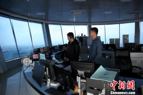 图为塔台管制室内,管制员正在“指挥”飞机。 李雨浓 摄 图为塔台管制室内,管制员正在“指挥”飞机。 李雨浓 摄