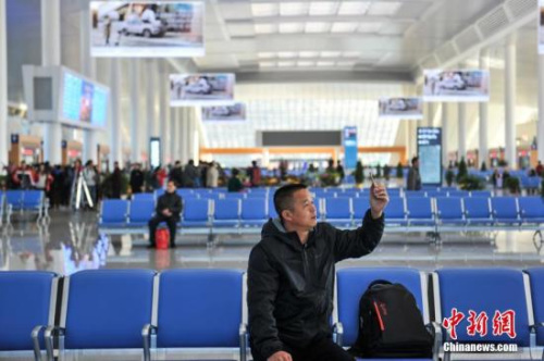 资料图:图为旅客用手机拍摄昆明南站。<a target='_blank' href='http://www.chinanews.com/'>中新社</a>记者 任东 摄 资料图:图为旅客用手机拍摄昆明南站。<a target='_blank' href='http://www.chinanews.com/'>中新社</a>记者 任东 摄