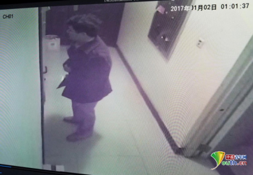 女青年杨某家门口监控画面 女青年杨某家门口监控画面