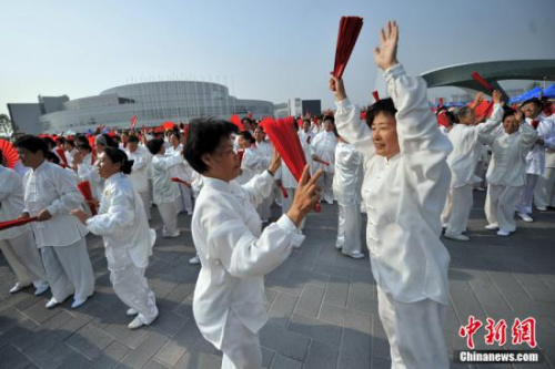 资料图:全民健身吸引许多乐于健身的市民参与其中。 <a target='_blank' href='http://www.chinanews.com/' >中新网</a>记者 金硕 摄 资料图:全民健身吸引许多乐于健身的市民参与其中。 <a target='_blank' href='http://www.chinanews.com/' >中新网</a>记者 金硕 摄