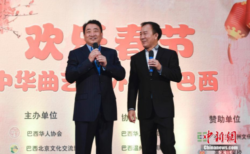 姜昆(左)与戴志诚表演压轴相声《乐在其外》。 <a target='_blank' href='http://www.chinanews.com/'>中新社</a>记者 莫成雄 摄 姜昆(左)与戴志诚表演压轴相声《乐在其外》。 <a target='_blank' href='http://www.chinanews.com/'>中新社</a>记者 莫成雄 摄