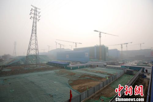 北京城市副中心行政办公区主体结构近日封顶,根据规划,今年年底前将率先启动北京市委、市人大、市政府、市政协“四套班子”和相关市属部门搬迁至此。韩海丹 摄 北京城市副中心行政办公区主体结构近日封顶,根据规划,今年年底前将率先启动北京市委、市人大、市政府、市政协“四套班子”和相关市属部门搬迁至此。韩海丹 摄