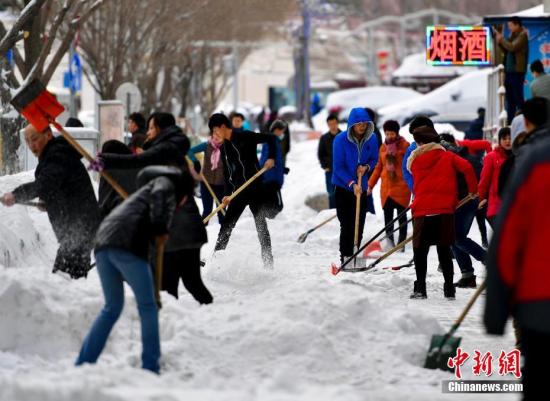 图为2月20日,经过一场暴雪,乌鲁木齐沿街商家组织工作人员及时清理门前积雪。 <a target='_blank' href='http://www.chinanews.com/'>中新社</a>记者 刘新 摄 图为2月20日,经过一场暴雪,乌鲁木齐沿街商家组织工作人员及时清理门前积雪。 <a target='_blank' href='http://www.chinanews.com/'>中新社</a>记者 刘新 摄