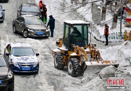 在乌鲁木齐市区,大型机械设备出动清理道路上的积雪。 <a target='_blank' href='http://www.chinanews.com/'>中新社</a>记者 刘新 摄 在乌鲁木齐市区,大型机械设备出动清理道路上的积雪。 <a target='_blank' href='http://www.chinanews.com/'>中新社</a>记者 刘新 摄