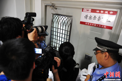 2013年6月25日,河北省高级人民法院在邯郸市中级人民法院开庭审理上诉人王书金强奸、故意杀人一案。这起案件因与聂树斌案有密切关系而备受关注。1994年,河北省石家庄市西郊发生一起强奸杀人案,聂树斌被指控为嫌犯,并于次年被执行死刑。2005年,河南警方抓获一名叫王书金的男子,他承认自己是“聂树斌案”的真凶。翟羽佳 摄 2013年6月25日,河北省高级人民法院在邯郸市中级人民法院开庭审理上诉人王书金强奸、故意杀人一案。这起案件因与聂树斌案有密切关系而备受关注。1994年,河北省石家庄市西郊发生一起强奸杀人案,聂树斌被指控为嫌犯,并于次年被执行死刑。2005年,河南警方抓获一名叫王书金的男子,他承认自己是“聂树斌案”的真凶。翟羽佳 摄