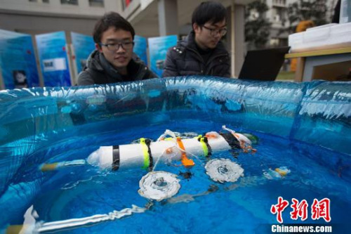 东南大学大学生展示他们设计制作的“水下机器人”。 泱波 摄 东南大学大学生展示他们设计制作的“水下机器人”。 泱波 摄