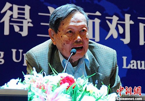 图为诺贝尔奖获得者杨振宁教授正在回答学生的问题。李珂 摄 图为诺贝尔奖获得者杨振宁教授正在回答学生的问题。李珂 摄