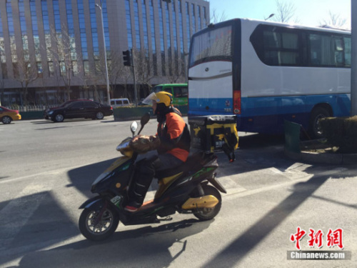 资料图:匆忙穿梭在路上的外卖小哥。<a target='_blank' href='http://www.chinanews.com/' >中新网</a>记者 刘湃 摄 资料图:匆忙穿梭在路上的外卖小哥。<a target='_blank' href='http://www.chinanews.com/' >中新网</a>记者 刘湃 摄