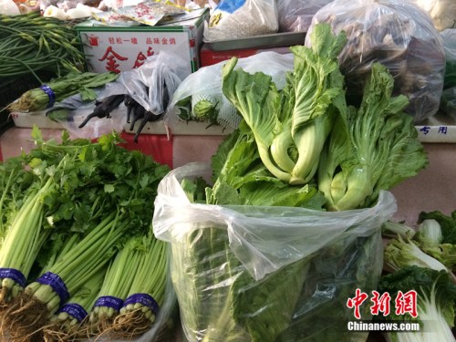 北京某便民超市销售的蔬菜。<a target='_blank' href='http://www.chinanews.com/' >中新网</a> 邱宇 摄 北京某便民超市销售的蔬菜。<a target='_blank' href='http://www.chinanews.com/' >中新网</a> 邱宇 摄