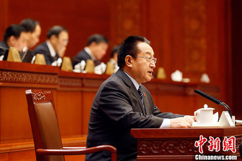 会议听取了全国人大法律委员会副主任委员张鸣起作的关于红十字会法修订草案审议结果的报告。<a target='_blank' href='http://www.chinanews.com/'>中新社</a>记者 盛佳鹏 摄 会议听取了全国人大法律委员会副主任委员张鸣起作的关于红十字会法修订草案审议结果的报告。<a target='_blank' href='http://www.chinanews.com/'>中新社</a>记者 盛佳鹏 摄