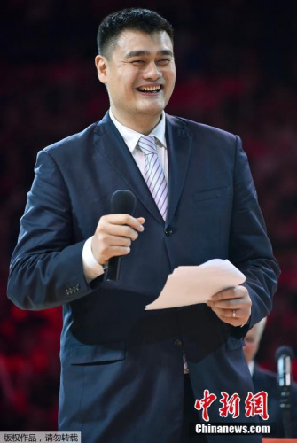 资料图:姚明的国际地位,将助中国篮球获得一张耀眼的名片 资料图:姚明的国际地位,将助中国篮球获得一张耀眼的名片
