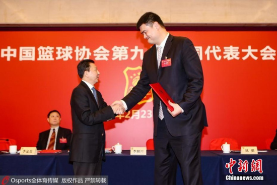 李颖川为姚明颁发聘书。 刘嘉良 摄 图片来源:Osports全体育图片社 李颖川为姚明颁发聘书。 刘嘉良 摄 图片来源:Osports全体育图片社