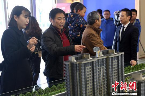 市民在一家楼盘内咨询。 泱波 摄 市民在一家楼盘内咨询。 泱波 摄