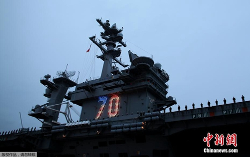 当地时间2017年1月5日,美国加州,“卡尔文森”号航空母舰前往前往太平洋西部。报道称,美国“卡尔文森”号航母在航行过程中将有驱逐舰“墨菲”号在夏威夷加入,编队中还有驱逐舰“梅尔”号等,官兵总计7500名。 当地时间2017年1月5日,美国加州,“卡尔文森”号航空母舰前往前往太平洋西部。报道称,美国“卡尔文森”号航母在航行过程中将有驱逐舰“墨菲”号在夏威夷加入,编队中还有驱逐舰“梅尔”号等,官兵总计7500名。