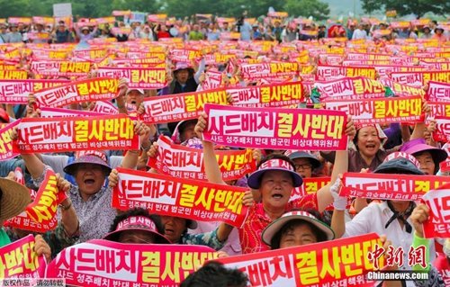 资料图:当地时间2016年7月13日,韩国星州郡,民众高喊口号集会,反对美军在韩部署“萨德”防导系统(THAAD)。据悉韩国13日将公布“萨德”选址结果,或就选址星州郡。 资料图:当地时间2016年7月13日,韩国星州郡,民众高喊口号集会,反对美军在韩部署“萨德”防导系统(THAAD)。据悉韩国13日将公布“萨德”选址结果,或就选址星州郡。