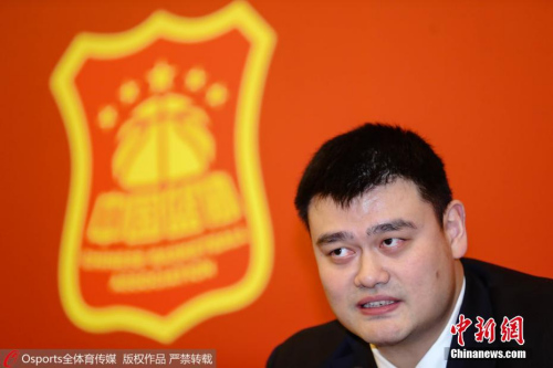 著名运动员、球队老板、政协委员……“小巨人”姚明的多重身份,昨日又增加了浓墨重彩的一笔。 刘嘉良 摄 图片来源:Osports全体育图片社 著名运动员、球队老板、政协委员……“小巨人”姚明的多重身份,昨日又增加了浓墨重彩的一笔。 刘嘉良 摄 图片来源:Osports全体育图片社