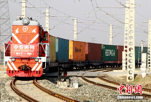 2月24日上午,满载41个集装箱共1000吨乌兹别克斯坦优质棉纱的中亚班列,经过14天的运行,抵达西安铁路局新筑车站。<a target='_blank' href='http://www.chinanews.com/'>中新社</a>记者 张远 摄 2月24日上午,满载41个集装箱共1000吨乌兹别克斯坦优质棉纱的中亚班列,经过14天的运行,抵达西安铁路局新筑车站。<a target='_blank' href='http://www.chinanews.com/'>中新社</a>记者 张远 摄