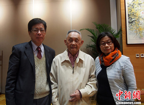 2月23日,黄幸(中)出席纪念台湾人民“二·二八”起义70周年座谈会时与台湾嘉宾合影。<a target='_blank' href='http://www.chinanews.com/'>中新社</a>记者 郑巧 摄 2月23日,黄幸(中)出席纪念台湾人民“二·二八”起义70周年座谈会时与台湾嘉宾合影。<a target='_blank' href='http://www.chinanews.com/'>中新社</a>记者 郑巧 摄