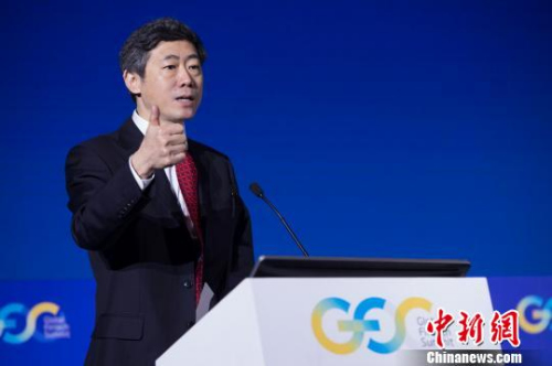 中国与世界经济研究中心主任、著名经济学家李稻葵出席论坛进行演讲。 李南轩 摄 中国与世界经济研究中心主任、著名经济学家李稻葵出席论坛进行演讲。 李南轩 摄