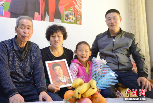 资料图:呼格吉勒图父母与呼格画像合影。当日,呼格吉勒图两兄弟前往呼格墓地祭奠,这是呼格被判决无罪后的第一个清明节。<a target='_blank' href='http://www.chinanews.com/'>中新社</a>发 刘文华 摄 资料图:呼格吉勒图父母与呼格画像合影。当日,呼格吉勒图两兄弟前往呼格墓地祭奠,这是呼格被判决无罪后的第一个清明节。<a target='_blank' href='http://www.chinanews.com/'>中新社</a>发 刘文华 摄