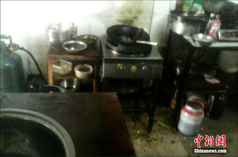 资料图:广西南宁一家没有标注店铺地址的“神秘”快餐店。 资料图:广西南宁一家没有标注店铺地址的“神秘”快餐店。