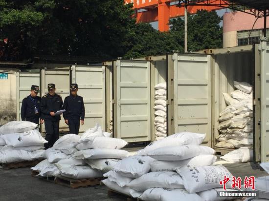 资料图:广州黄埔海关查获14000吨走私粮食。 资料图:广州黄埔海关查获14000吨走私粮食。