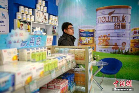 资料图:山西太原一家药店,民众在选购婴幼儿奶粉。<a target='_blank' href='http://www.chinanews.com/'>中新社</a>发 韦亮 摄 资料图:山西太原一家药店,民众在选购婴幼儿奶粉。<a target='_blank' href='http://www.chinanews.com/'>中新社</a>发 韦亮 摄