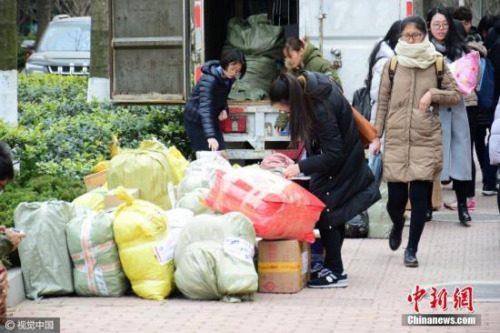 资料图:山东青岛一高校校园内,快递堆成一个个小山,场面壮观。skd 摄 图片来源:视觉中国 资料图:山东青岛一高校校园内,快递堆成一个个小山,场面壮观。skd 摄 图片来源:视觉中国