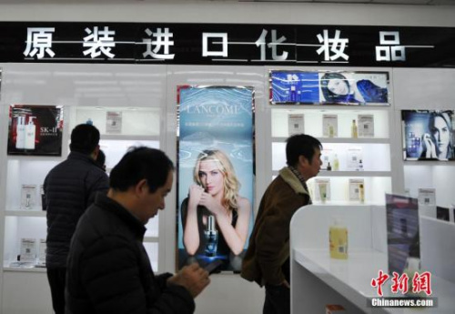 资料图:一位民众在选购进口化妆品 <a target='_blank' href='http://www.chinanews.com/'>中新社</a>记者 翟羽佳 摄 资料图:一位民众在选购进口化妆品 <a target='_blank' href='http://www.chinanews.com/'>中新社</a>记者 翟羽佳 摄
