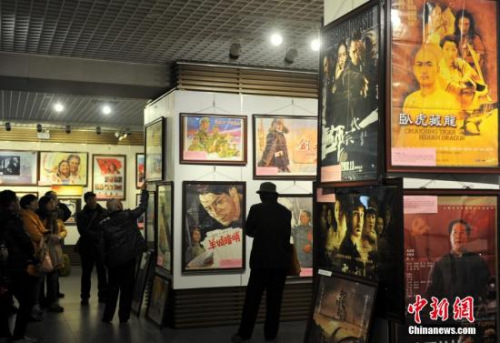 资料图:河北省图书馆内的“纪念中国电影110周年经典影片海报展”现场。<a target='_blank' href='http://www.chinanews.com/'>中新社</a>记者 翟羽佳 摄 资料图:河北省图书馆内的“纪念中国电影110周年经典影片海报展”现场。<a target='_blank' href='http://www.chinanews.com/'>中新社</a>记者 翟羽佳 摄