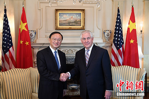 当地时间2月28日,正在美国访问的中国国务委员杨洁篪在美国国务院会见了美国国务卿蒂勒森。 中国驻美使馆供图 当地时间2月28日,正在美国访问的中国国务委员杨洁篪在美国国务院会见了美国国务卿蒂勒森。 中国驻美使馆供图