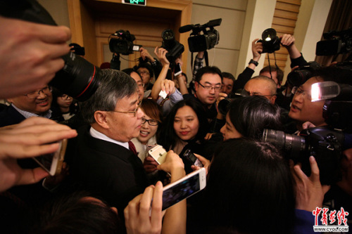 新闻发布会结束后，郭树清被媒体团团围住。中国青年报・中青在线记者 白皓/摄