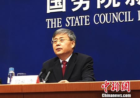 银监会主席郭树清今日出席国新办发布会介绍银行业支持供给侧结构性改革有关情况 李雨昕 摄 银监会主席郭树清今日出席国新办发布会介绍银行业支持供给侧结构性改革有关情况 李雨昕 摄