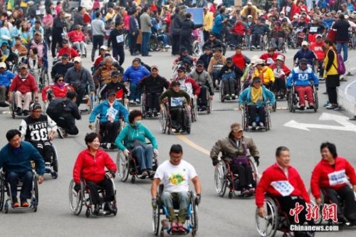 资料图：2016年北京“轮椅大步走”健身运动会。 <a target='_blank' href='http://www.chinanews.com/'>中新社</a>记者 富田 摄