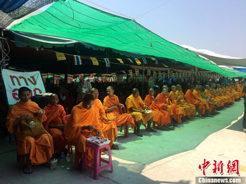 3月3日,众多僧侣排开坐在泰国最大寺院法身寺附近一市场帐篷外,以防止泰国特案厅及军警人员拆除帐篷,并抗议政府“打压”法身寺。<a target='_blank' href='http://www.chinanews.com/'>中新社</a>记者 王国安 摄 3月3日,众多僧侣排开坐在泰国最大寺院法身寺附近一市场帐篷外,以防止泰国特案厅及军警人员拆除帐篷,并抗议政府“打压”法身寺。<a target='_blank' href='http://www.chinanews.com/'>中新社</a>记者 王国安 摄
