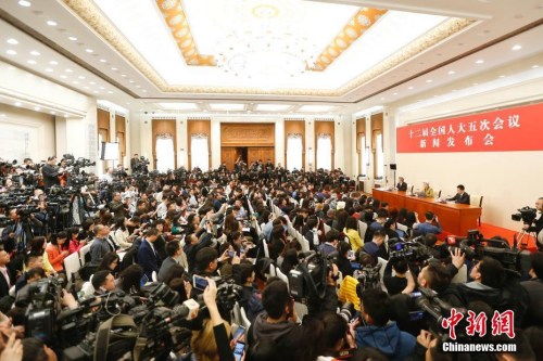 3月4日上午,十二届全国人大五次会议在北京人民大会堂举行新闻发布会,大会发言人傅莹就大会议程和人大工作相关问题回答中外记者的提问。 <a target='_blank' href='http://www.chinanews.com/'>中新社</a>记者 盛佳鹏 摄 3月4日上午,十二届全国人大五次会议在北京人民大会堂举行新闻发布会,大会发言人傅莹就大会议程和人大工作相关问题回答中外记者的提问。 <a target='_blank' href='http://www.chinanews.com/'>中新社</a>记者 盛佳鹏 摄