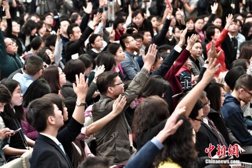 3月4日,十二届全国人大五次会议在北京人民大会堂举行新闻发布会。大会发言人傅莹就大会议程和人大工作相关的问题回答中外记者的提问。<a target='_blank' href='http://www.chinanews.com/' >中新网</a>记者 金硕 摄 3月4日,十二届全国人大五次会议在北京人民大会堂举行新闻发布会。大会发言人傅莹就大会议程和人大工作相关的问题回答中外记者的提问。<a target='_blank' href='http://www.chinanews.com/' >中新网</a>记者 金硕 摄