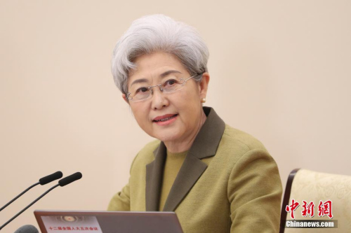 3月4日上午,十二届全国人大五次会议在北京人民大会堂举行新闻发布会,大会发言人傅莹就大会议程和人大工作相关问题回答中外记者的提问。 <a target='_blank' href='http://www.chinanews.com/'>中新社</a>记者 盛佳鹏 摄 3月4日上午,十二届全国人大五次会议在北京人民大会堂举行新闻发布会,大会发言人傅莹就大会议程和人大工作相关问题回答中外记者的提问。 <a target='_blank' href='http://www.chinanews.com/'>中新社</a>记者 盛佳鹏 摄