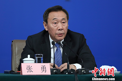 张勇回答记者提问。 <a target='_blank' href='http://www.chinanews.com/'>中新社</a>记者 盛佳鹏 摄 张勇回答记者提问。 <a target='_blank' href='http://www.chinanews.com/'>中新社</a>记者 盛佳鹏 摄