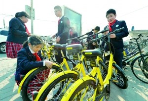 日前,地坛小学的“小雷锋”们来到安定门地铁公交枢纽,将地铁口无序停放的共享单车整齐地摆好,方便行人取车。北京晨报记者 李木易/摄 日前,地坛小学的“小雷锋”们来到安定门地铁公交枢纽,将地铁口无序停放的共享单车整齐地摆好,方便行人取车。北京晨报记者 李木易/摄
