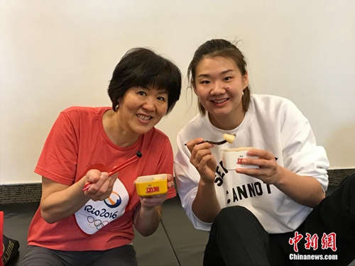 当地时间3月6日上午,郎平到健身中心进行每天一个半小时的训练项目。图为郎平(左一)同前往美国看望她的女排队员杨方旭(右一)在训练间隙加餐。据悉,郎平目前正在美国洛杉矶进行髋关节手术后第二阶段康复训练。<a target='_blank' href='http://www.chinanews.com/'>中新社</a>记者 张朔 摄 当地时间3月6日上午,郎平到健身中心进行每天一个半小时的训练项目。图为郎平(左一)同前往美国看望她的女排队员杨方旭(右一)在训练间隙加餐。据悉,郎平目前正在美国洛杉矶进行髋关节手术后第二阶段康复训练。<a target='_blank' href='http://www.chinanews.com/'>中新社</a>记者 张朔 摄