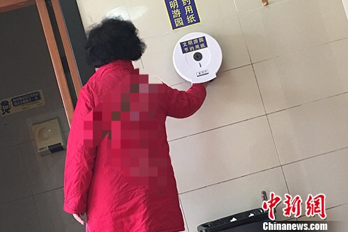 北京天坛公园厕所提供免费用纸。汤琪 摄 北京天坛公园厕所提供免费用纸。汤琪 摄