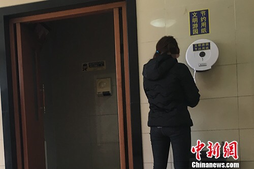 北京天坛公园厕所内。汤琪 摄 北京天坛公园厕所内。汤琪 摄