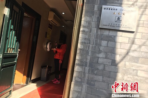 往来取纸的人络绎不绝。汤琪 摄 往来取纸的人络绎不绝。汤琪 摄