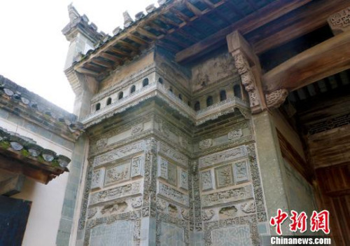 清懿堂为棠樾村大盐商鲍启运于清嘉庆十年(公元1805年)所建,以纪念为徽商的辉煌作出牺牲和贡献的鲍氏妇女。 张强 摄 清懿堂为棠樾村大盐商鲍启运于清嘉庆十年(公元1805年)所建,以纪念为徽商的辉煌作出牺牲和贡献的鲍氏妇女。 张强 摄