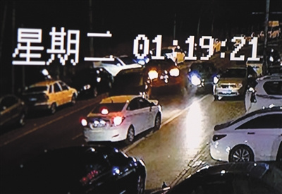 3 奥迪车从夹缝中开出,并撞到站在左前方的民警,向南逃跑。 3 奥迪车从夹缝中开出,并撞到站在左前方的民警,向南逃跑。