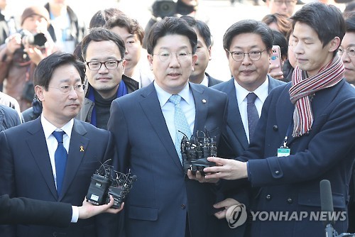3月10日,国会法制司法委员会委员长权性东接受媒体采访。(图片来源:韩联社) 3月10日,国会法制司法委员会委员长权性东接受媒体采访。(图片来源:韩联社)