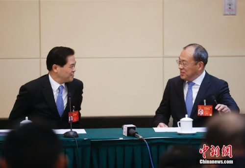 3月7日,十二届全国人大五次会议云南代表团举行全体会议,审议计划报告和预算报告。图为全国人大代表、云南省委书记陈豪(左)与全国人大代表、云南省长阮成发在交谈。<a target='_blank' href='http://www.chinanews.com/'>中新社</a>记者 杜洋 摄 3月7日,十二届全国人大五次会议云南代表团举行全体会议,审议计划报告和预算报告。图为全国人大代表、云南省委书记陈豪(左)与全国人大代表、云南省长阮成发在交谈。<a target='_blank' href='http://www.chinanews.com/'>中新社</a>记者 杜洋 摄