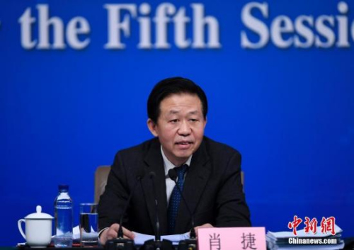 3月7日，十二届全国人大五次会议举行记者会，邀请财政部部长肖捷、部长助理戴柏华就“财政工作和财税改革”的相关问题回答中外记者的提问。<a target='_blank' href='http://www.chinanews.com/'>中新社</a>记者 韦亮 摄